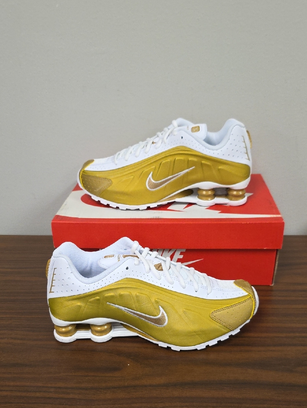 Nike Shox R4 GS White Gold Size Youth 7/ Women's 8.5 CW2626-700